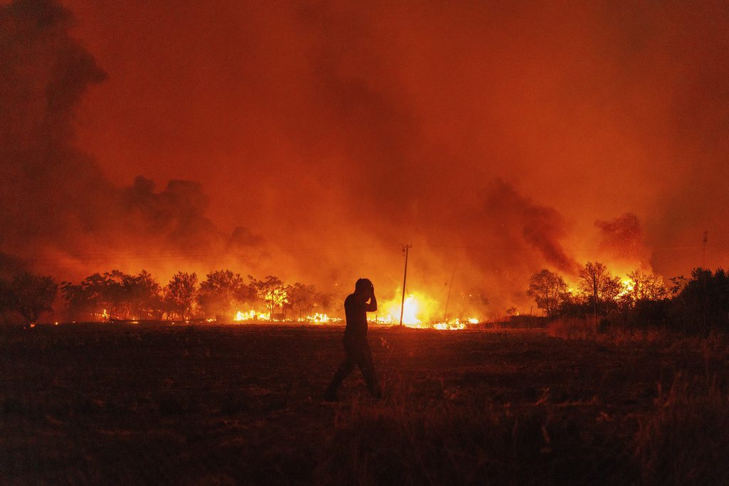 Politico για Έβρο: Η μεγαλύτερη πυρκαγιά στην Ευρώπη πυροδοτεί κυνήγι αποδιοπομπαίων τράγων
