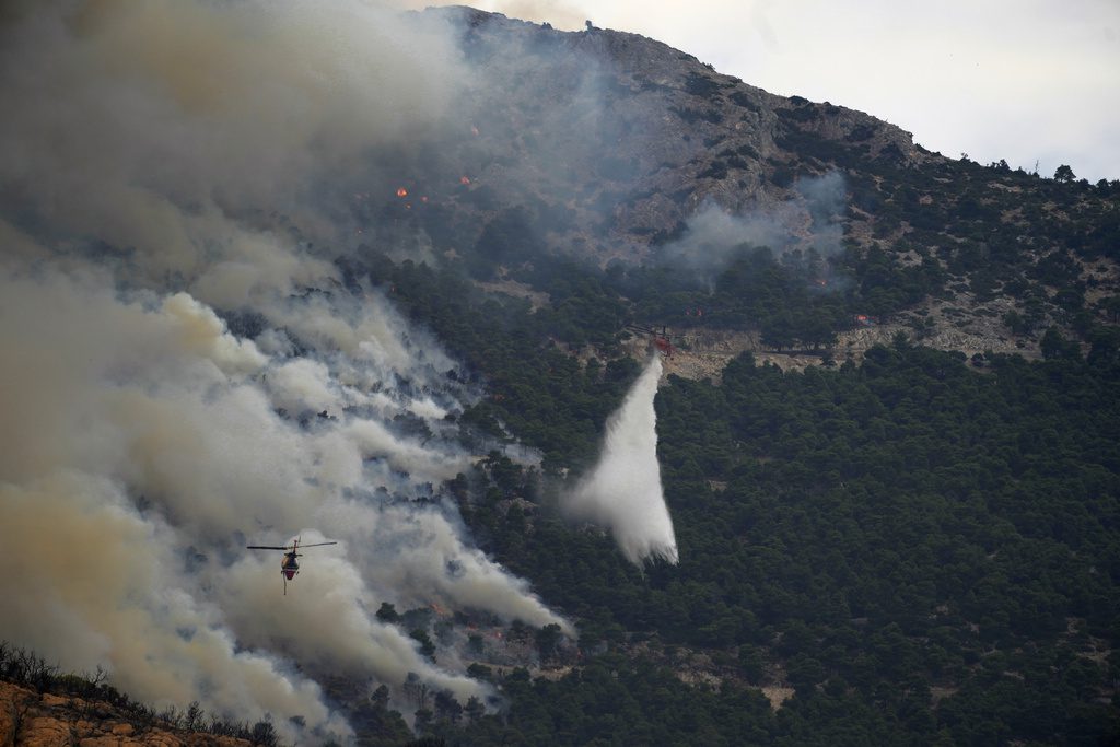 Ανεξέλεγκτη η φωτιά στην Πάρνηθα: Καίει τον Εθνικό Δρυμό – Εστίες σε Καραούλι και Μετόχι (Photos)