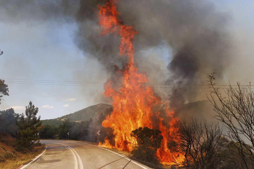 Μάχη με τις αναζωπυρώσεις σε Έβρο, Πάρνηθα, Φθιώτιδα και Βοιωτία