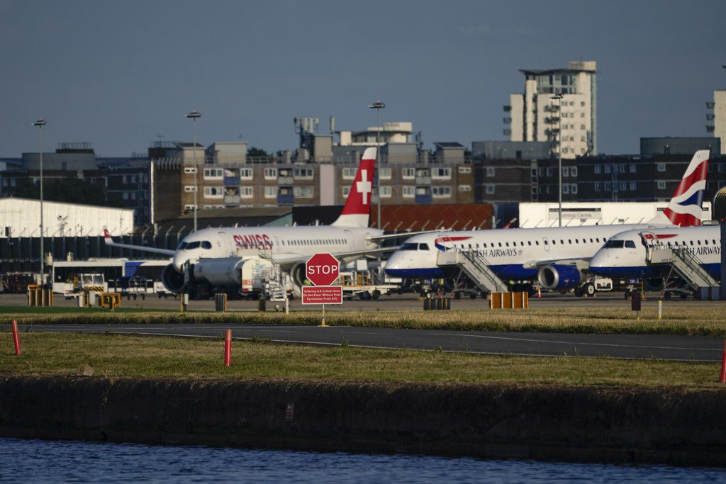 Συνεχίζονται οι καθυστερήσεις σε αεροδρόμια της Ευρώπης – Μπορεί να διαρκέσουν μέρες προειδοποιεί η Βρετανία
