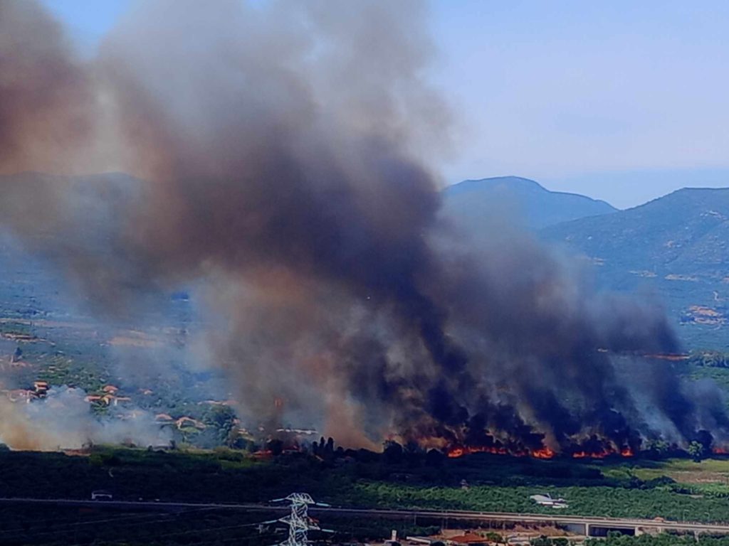Φωτιά στην Καλαμάτα: Μήνυμα από το 112 για εκκένωση της περιοχής Ασπροπουλιά (Video)