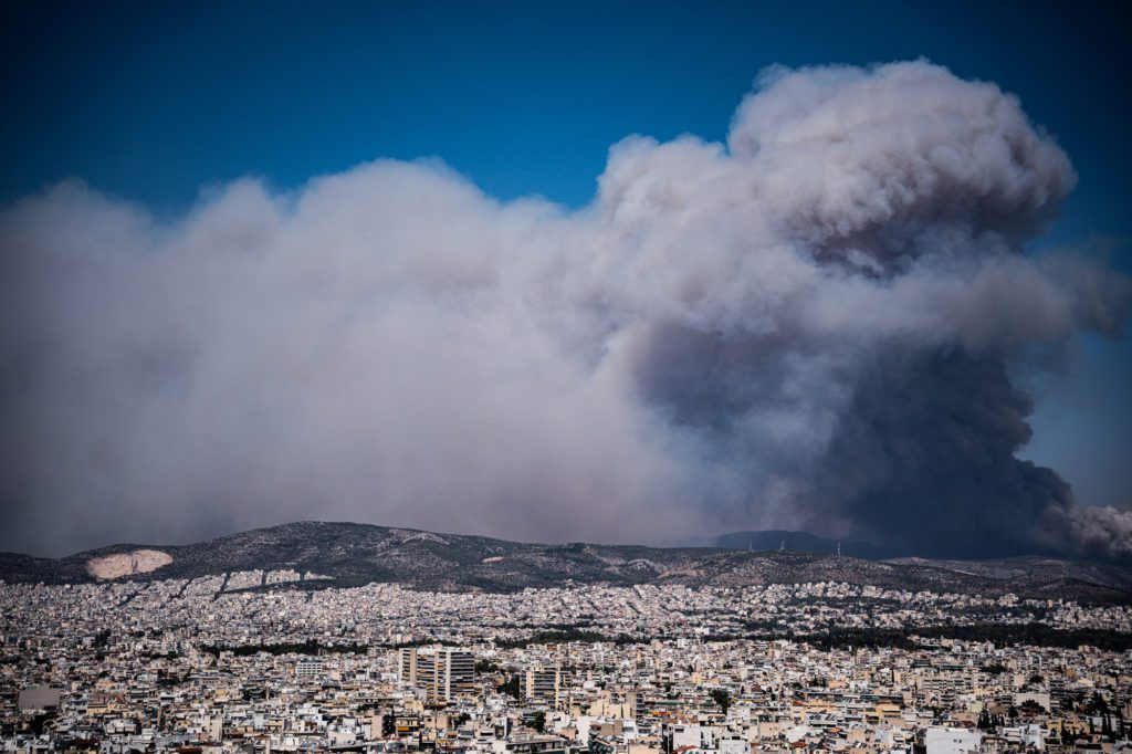 Πυκνό σύννεφο καπνού στον αττικό ουρανό από την πυρκαγιά στην Πάρνηθα (Photo)