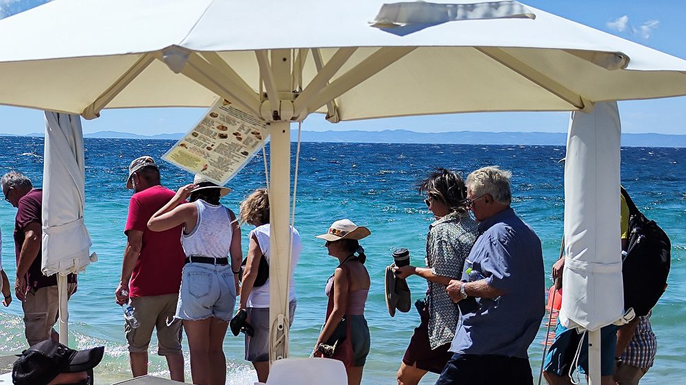 Χαλκιδική: Γέμισε λύματα η παραλία της Νικήτης – Απαγόρευση κολύμβησης