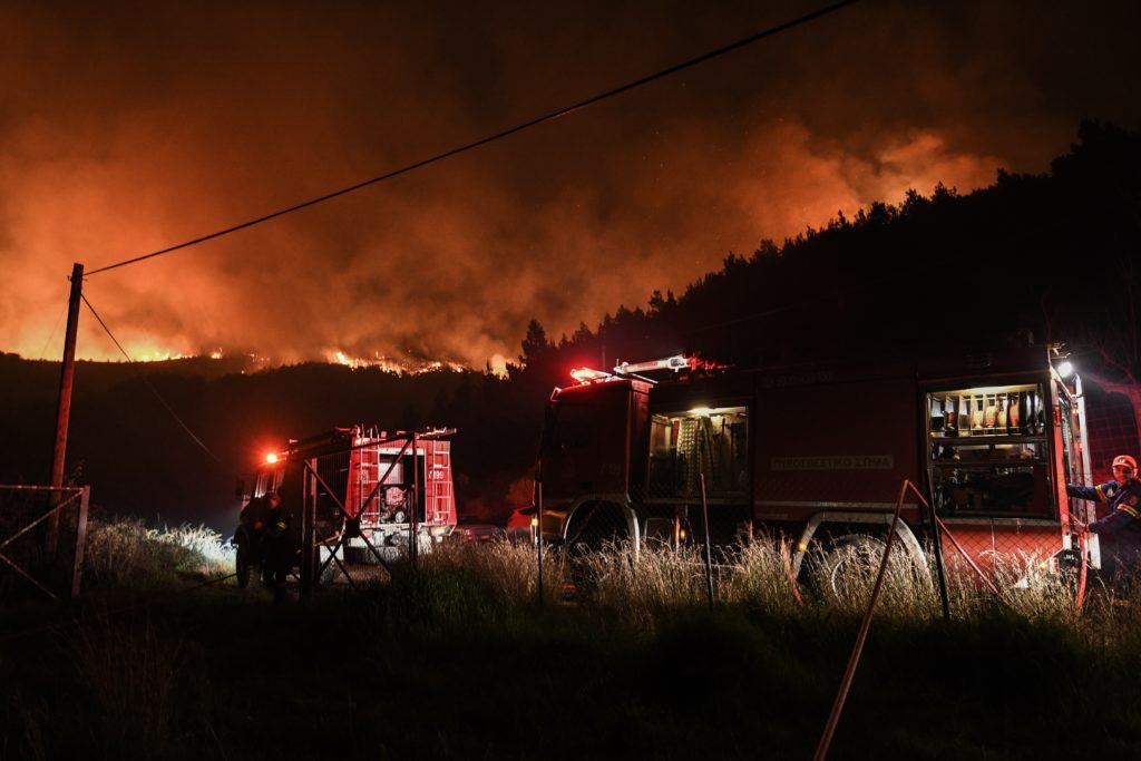 Επιμένουν οι αναζωπυρώσεις σε Θράκη, Πάρνηθα, Βοιωτία – 105 πυρκαγιές ενεργές