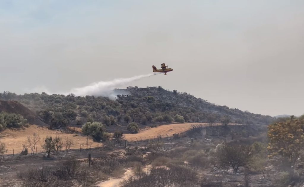 Αφύλακτα πολεμικά αεροδρόμια: Καναντέρ σβήνουν τη φωτιά μέσα στην 112 Πτέρυγα Μάχης στην Ελευσίνα (Photo – Video)