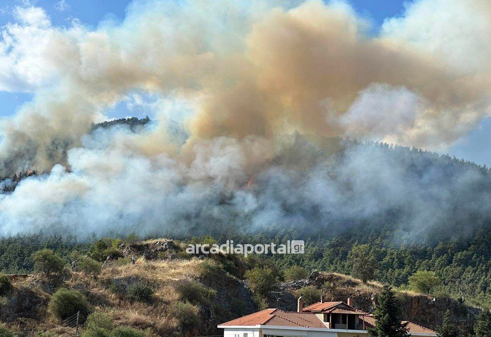 Μαίνεται η πυρκαγιά στην Τρίπολη: Μάχη με τις φλόγες για να μη περάσει στο Μαίναλο (Video)