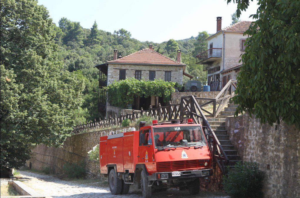 Συνεχίζεται η μάχη με τις φλόγες στο Αγιος Όρος – Διάσπαρτες εστίες