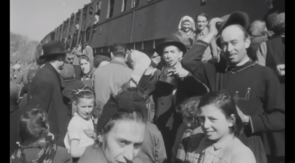Το «θαύμα στο Φαρσλέμπεν»: Συγκλονιστικό βίντεο – ντοκουμέντο από την απελευθέρωση 2.500 Εβραίων (Video)