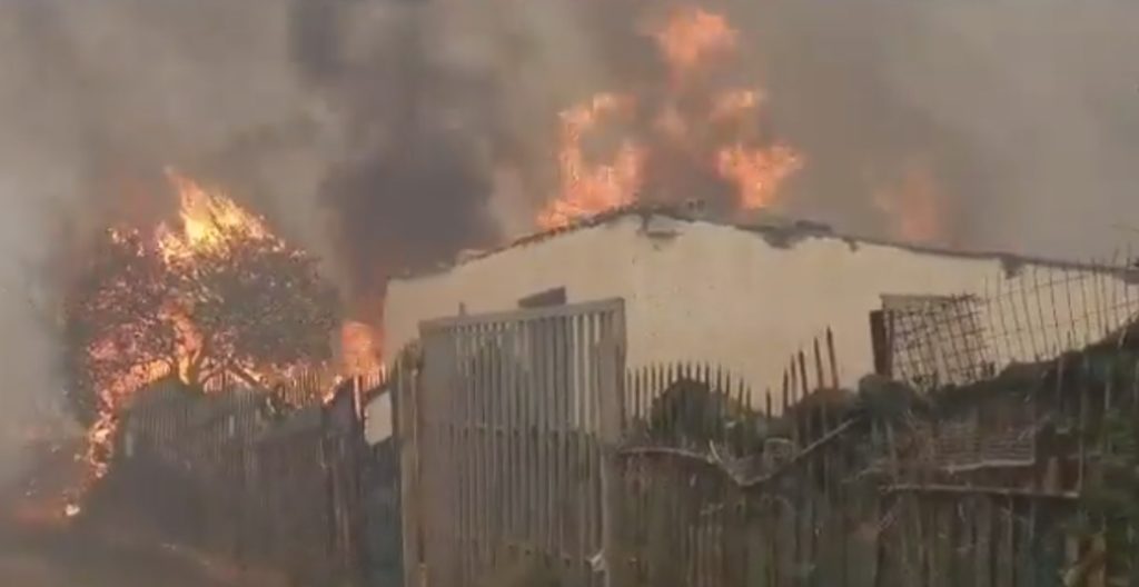Δραματικές ώρες στην Πάρνηθα: Καίγονται σπίτια στην Αγία Παρασκευή Μενιδίου – Εκκενώθηκαν 3 οικισμοί (Video)
