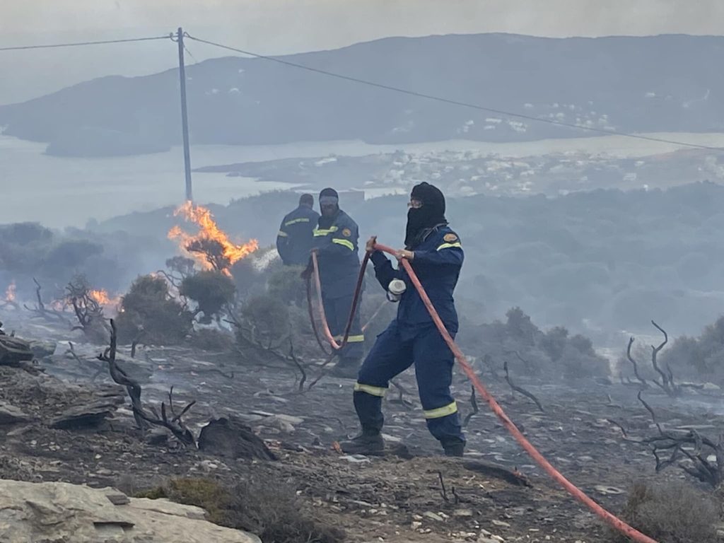 Πυρκαγιές: Μάχη με τις φλόγες σε τέσσερα μέτωπα στην Άνδρο – Αναζωπυρώσεις σε Πάρνηθα, Έβρο και Βοιωτία (Video)