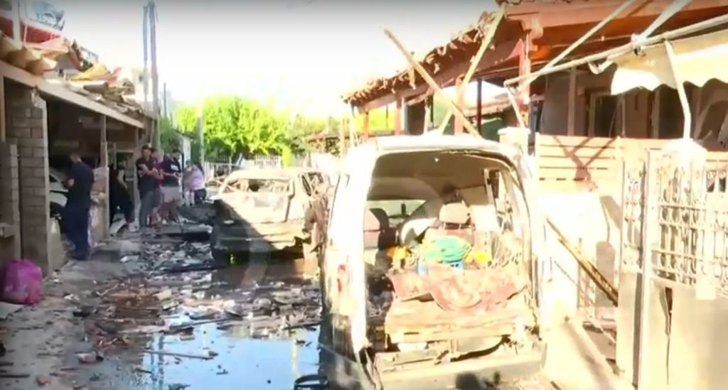 Ισχυρή έκρηξη στον Ασπρόπυργο: Ζημιές σε σπίτια και ΙΧ – Εικόνες καταστροφής (Video)