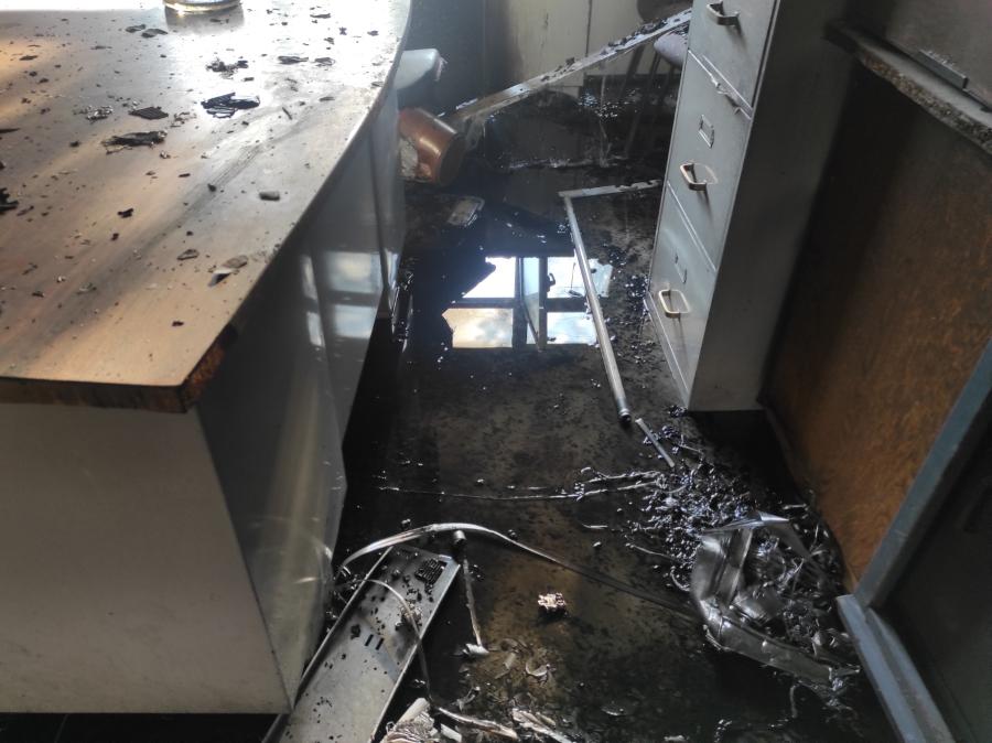 Ηράκλειο: Σοβαρές υλικές ζημιές από τη φωτιά στο Εργατικό Κέντρο – Οι πρώτες εικόνες (Photos – Video)