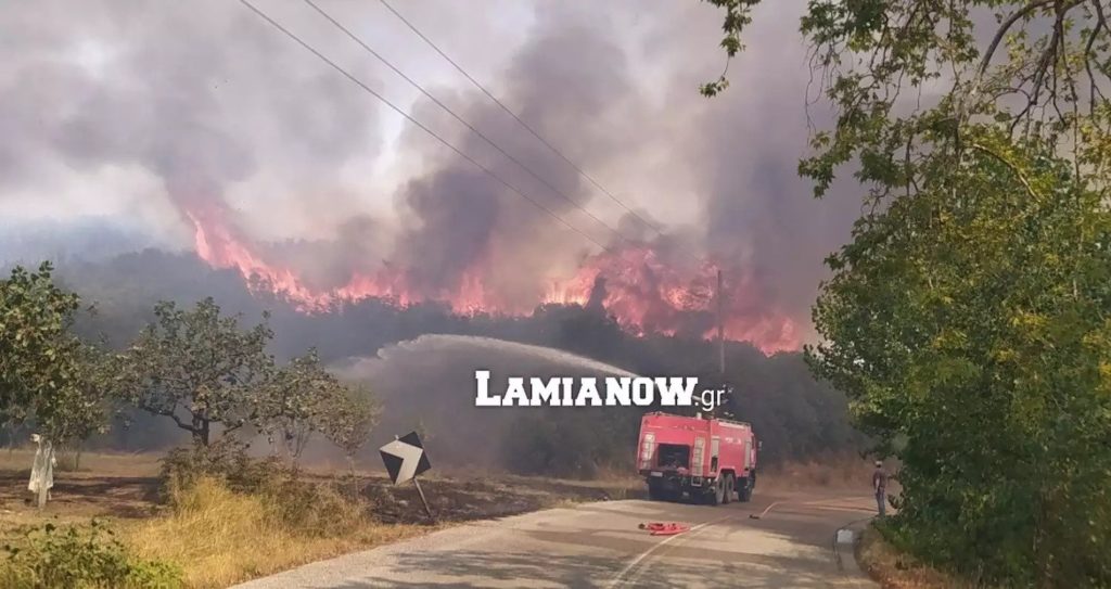 Φουντώνει το πύρινο μέτωπο στη Μακρακώμη Φθιώτιδας