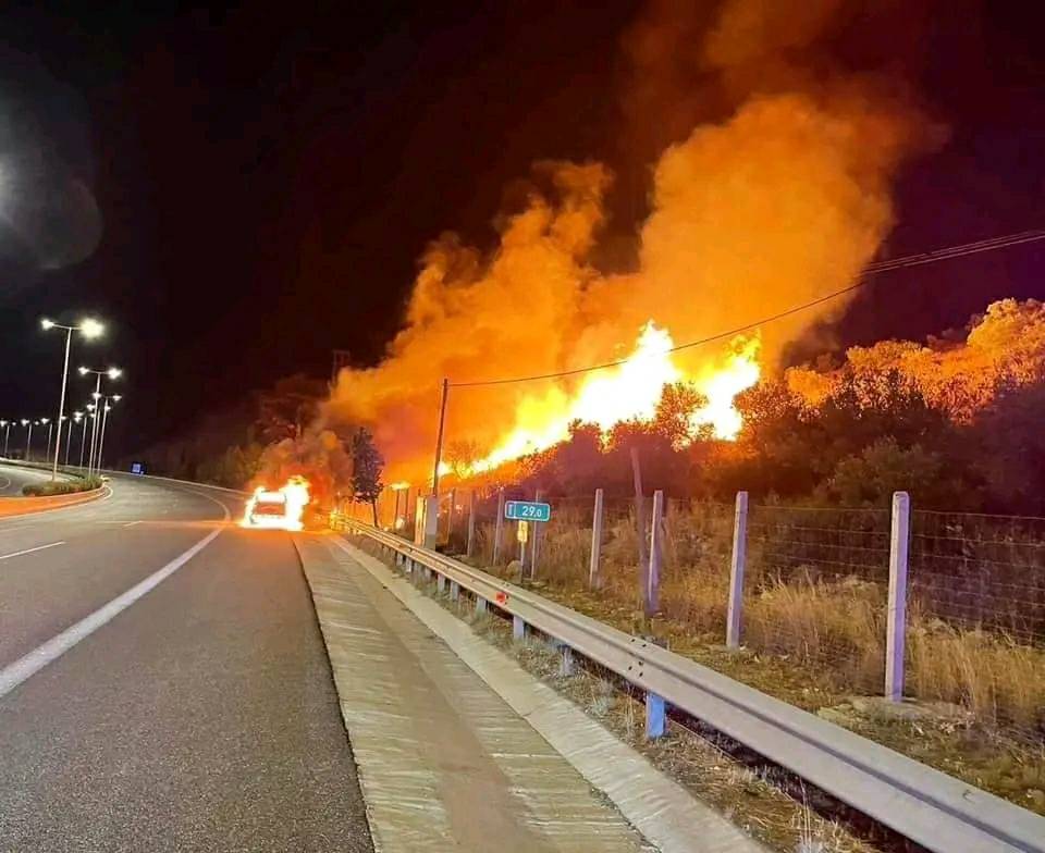 Nέα Πέραμος: Σε ύφεση η πυρκαγιά – «Ανοιξε» η Αθηνών-Κορίνθου