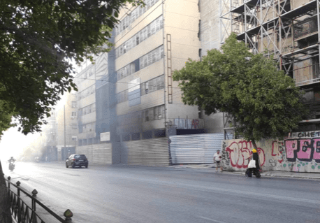 Φωτιά στο κτίριο του ΙΚΑ στην οδό Πειραιώς