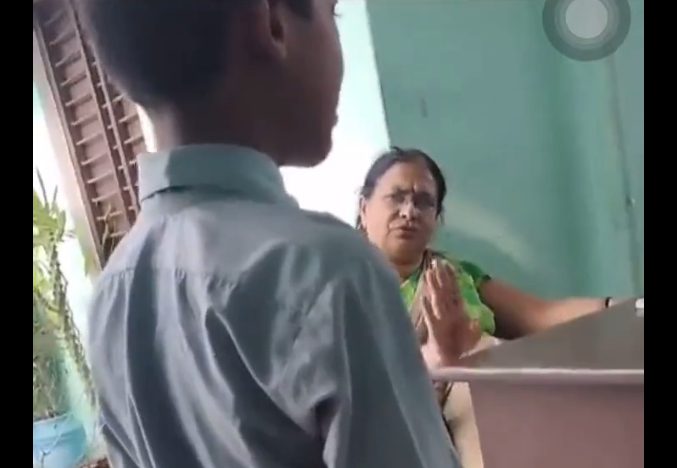 Ινδία: Σοκαριστική μισαλλοδοξία με δασκάλα που βάζει μαθητές να χαστουκίσουν μουσουλμάνο συμμαθητή τους (video)