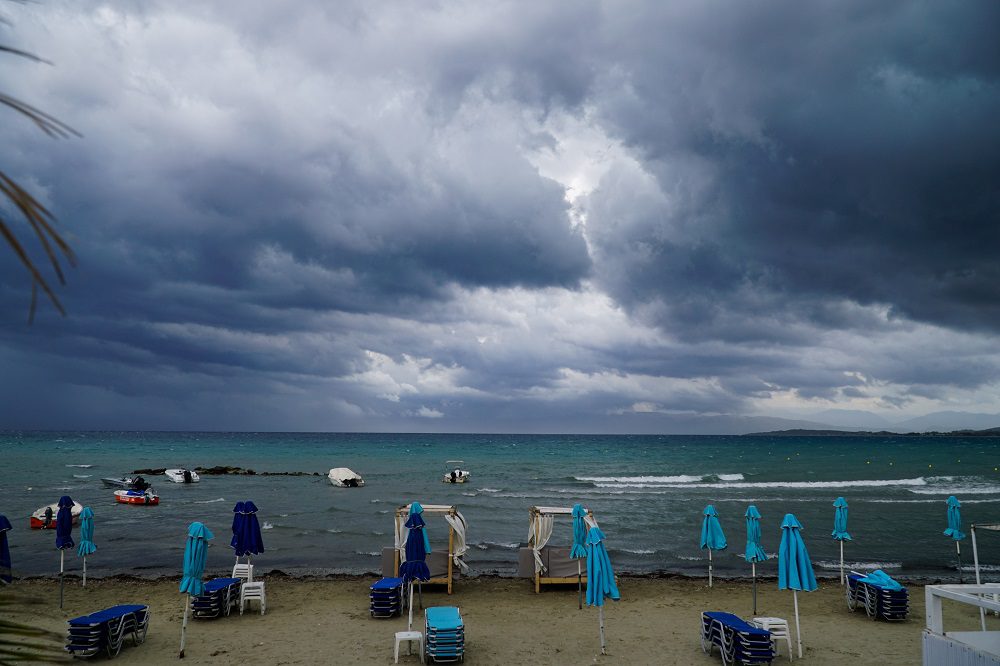 Kακοκαιρία Petar: Επέλαση σε Κέρκυρα, Κεφαλονιά, Δυτική Ελλάδα – Απεγκλωβισμός τουριστών από παραλία