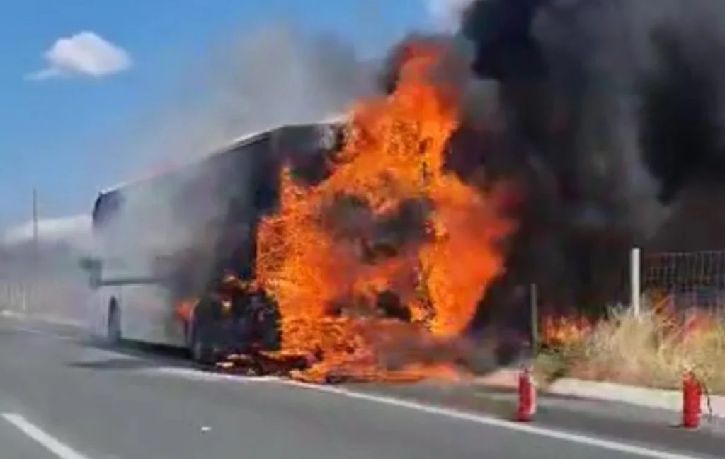 Λεωφορείο του ΚΤΕΛ πήρε φωτιά στην Εθνική Οδό (Video)