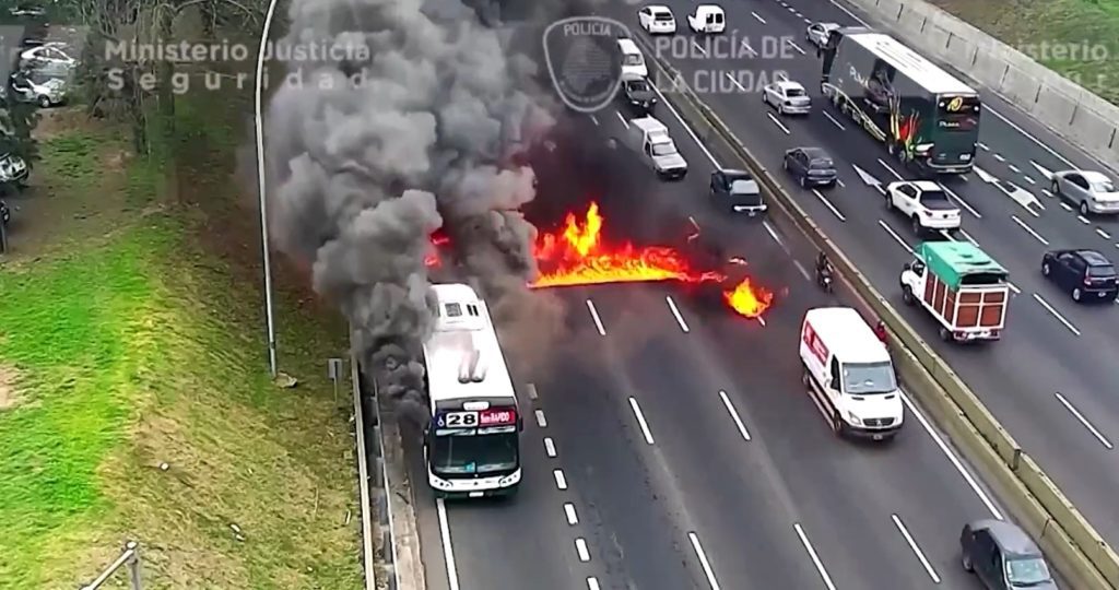 Αργεντινή: Λεωφορείο έπιασε φωτιά εν κινήσει – Στιγμές τρόμου σε αυτοκινητόδρομο (Video)