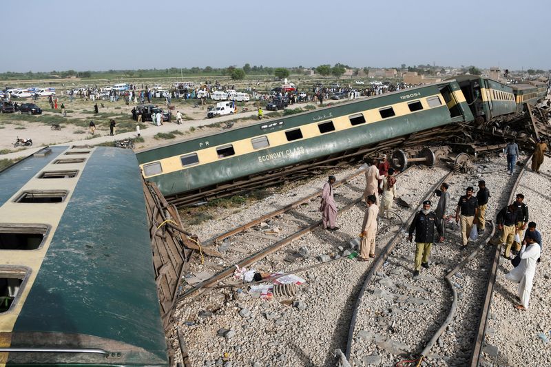 Πακιστάν: Τουλάχιστον 30 νεκροί και 80 τραυματίες από εκτροχιασμό επιβατικού τρένου