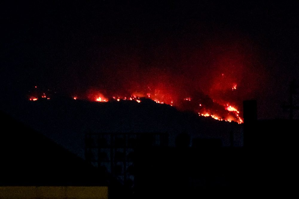 Φωτιές: Μάχη με αναζωπυρώσεις σε Έβρο, Πάρνηθα, Βοιωτία – Μαίνονται 122 πυρκαγιές