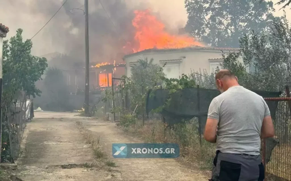 Δραματικές στιγμές στη Ροδόπη: Καίγονται σπίτια από τη φωτιά λέει ο αντιπεριφερειάρχης – «Περιμέναμε 2 ώρες τα καναντέρ»