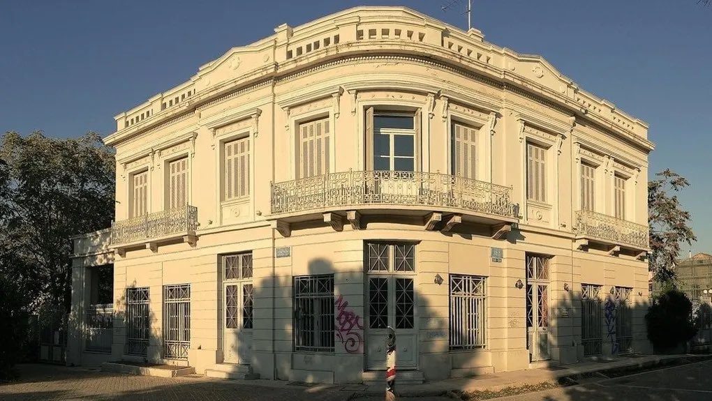 Ζαχαριάδης κατά Μενδώνη: Ουδείς υπουργός Πολιτισμού δεν έχει διανοηθεί να θίξει το κτίριο του ΣΕΑ
