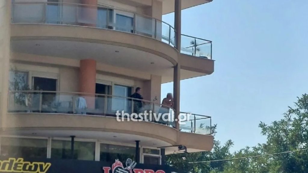 Αναστάτωση στη Θεσσαλονίκη: 58χρονος βγήκε στο μπαλκόνι με καραμπίνα