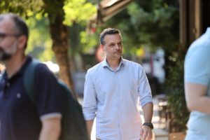 Χάρης Δούκας κατά Κώστα Μπακογιάννη: Μοιράζει ψηφοδέλτια μέσω υπηρεσιών του Δήμου Αθηναίων!