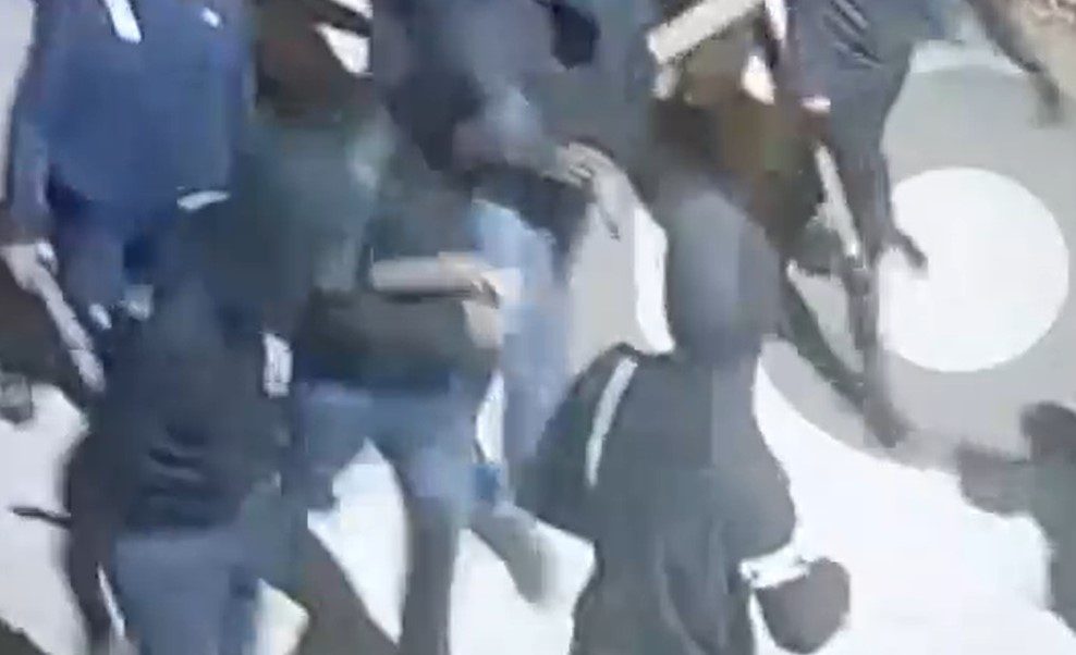 Βίντεο ντοκουμέντο: Καρέ καρέ η πορεία πριν την επίθεση στη Νέα Φιλαδέλφεια – Και… πίσω τους αστυνομία (Video)
