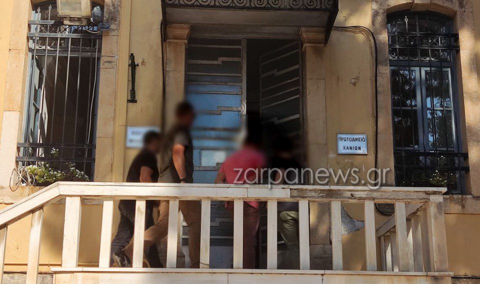 Χανιά: «Έχω καταστραφεί για να σε πληρώνω» – Οι συνομιλίες που «καίνε» τον αστυνομικό – στέλεχος της ΝΔ
