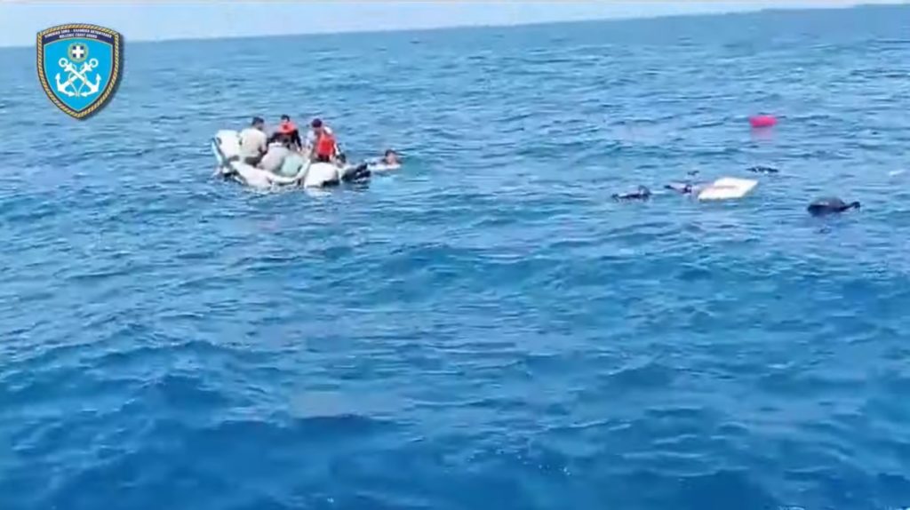 Λέσβος: Διάσωση 11 προσφύγων που επέβαιναν σε ημιβυθισμένη βάρκα στην Αγριλιά (Video)