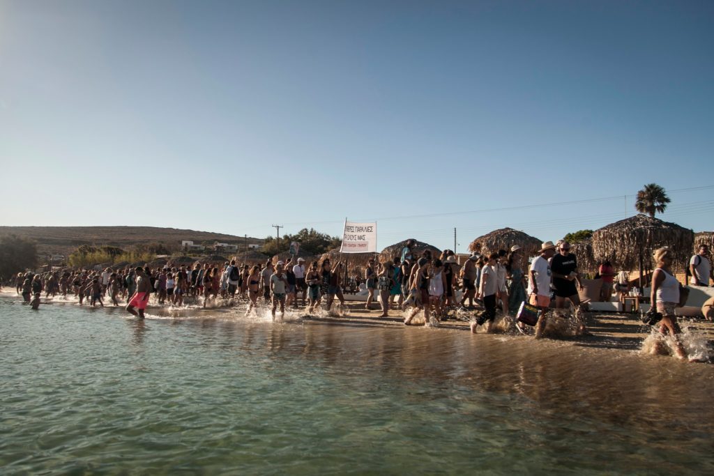 Νάξος: Σοβαρή καταγγελία κατοίκου – Ιδιώτης έβαλε εκσκαφικό στη θάλασσα και έβγαζε βράχια (Video)