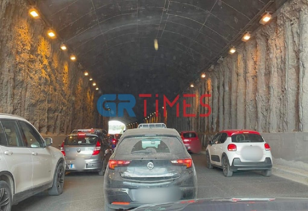 Θεσσαλονίκη: Ανατροπή νταλίκας στην Περιφερειακή Οδό – Στο νοσοκομείο ο οδηγός