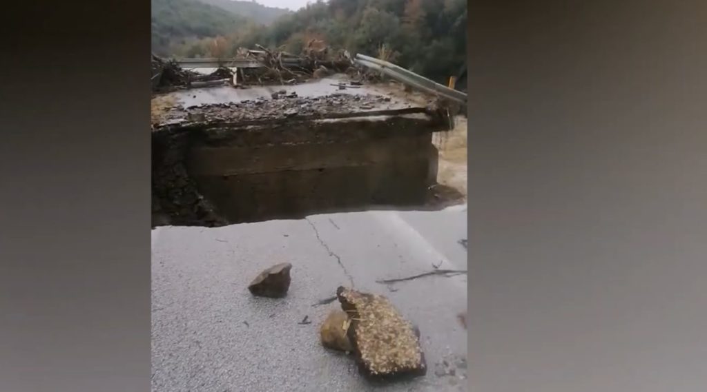 Στο έλεος της κακοκαιρίας η Θεσσαλία: Κατέρρευσε η γέφυρα Αμπελιάς Φαρσάλων – Εκκενώθηκαν χωριά (Video)