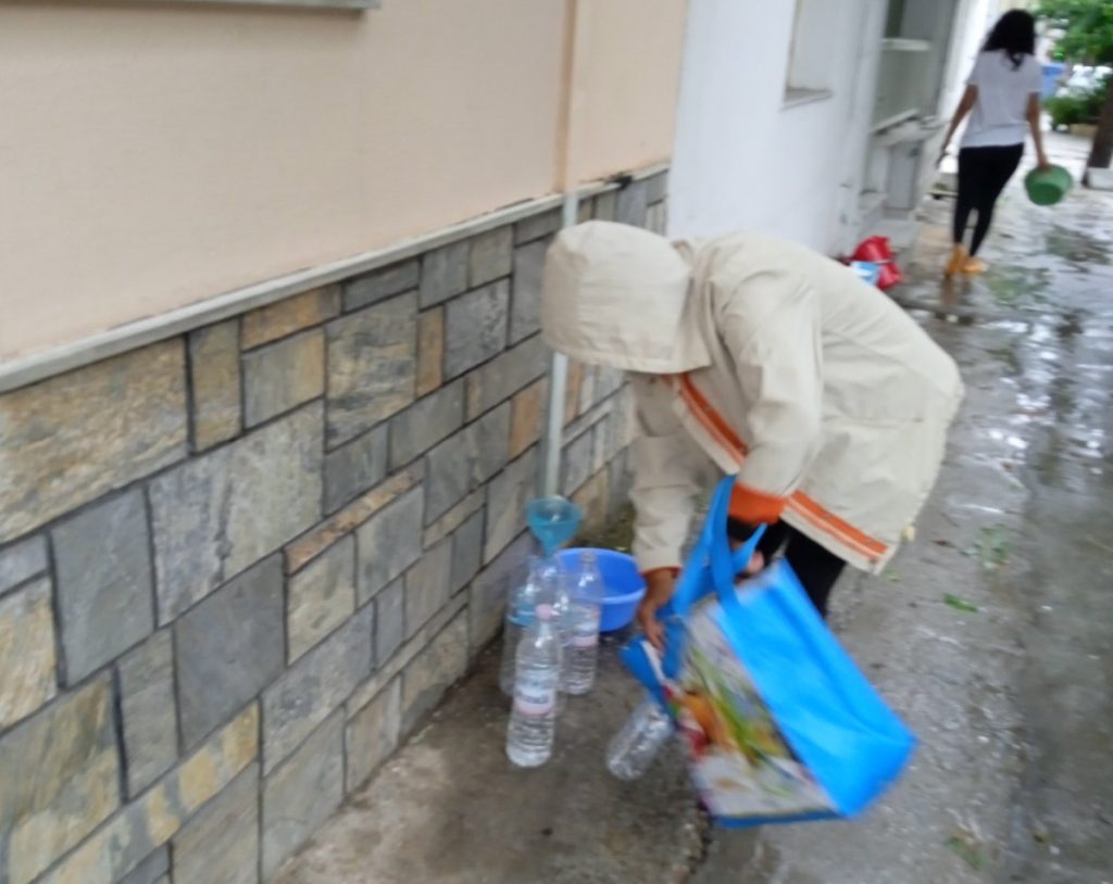 Για τρίτη ημέρα χωρίς νερό ο Βόλος: Γεμίζουν μπουκάλια από υδρορροές – Τραγικές εικόνες (Photos)