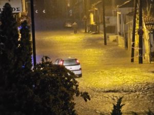 Τρίκαλα: Σε λίμνη μετατράπηκε η οδός Καλαμπάκας &#8211; Εγκλωβίστηκαν οδηγοί (Video &#038; Photos)