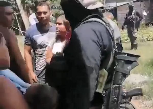 Κολομβία: Οργή για βίντεο με στρατιωτικούς που βγάζουν όπλο σε πολίτες – «Με απειλείς με το παιδί μου στην αγκαλιά;»