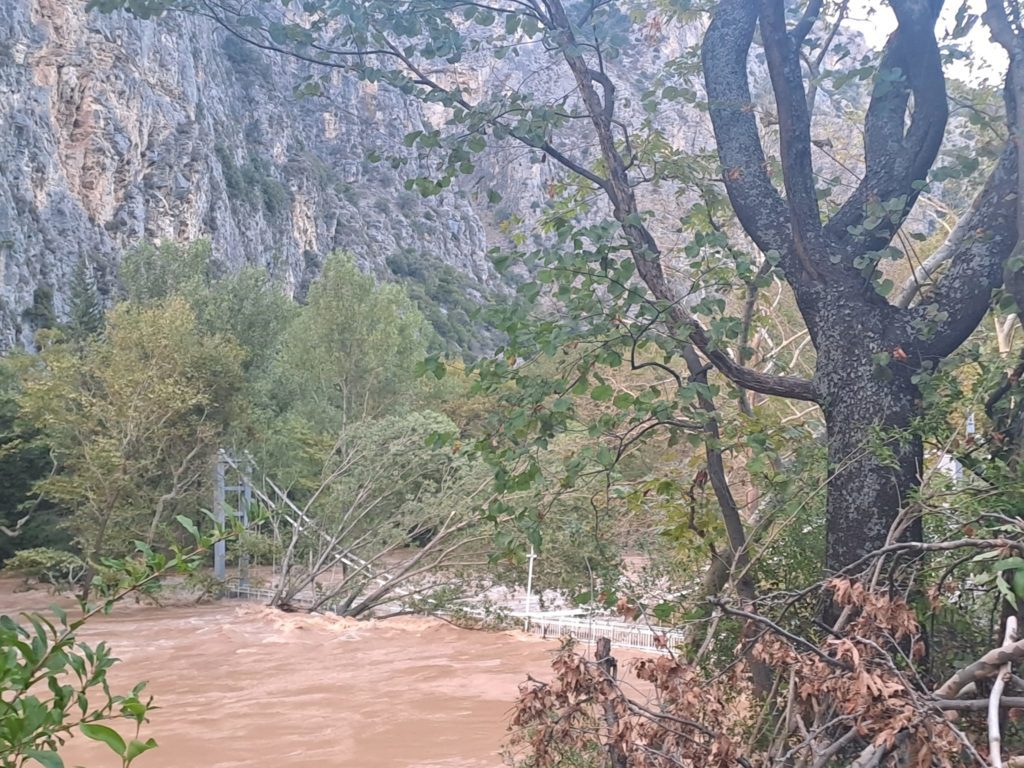 Σοκαριστική εικόνα: Τα νερά από τον Πηνειό κάλυψαν την κρεμαστή γέφυρα στα Τέμπη (Photos-Video)
