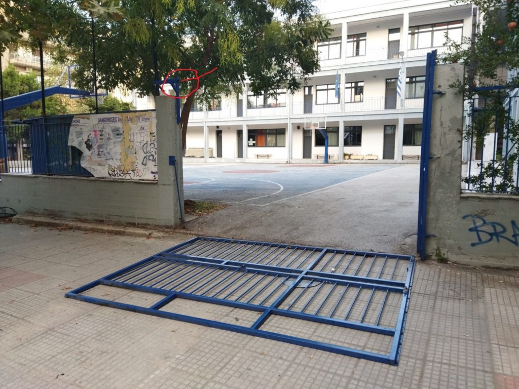 Βόλος: Κατέρρευσε η καγκελόπορτα του 2ου ΕΠΑΛ – Τραυματίστηκε στο κεφάλι εκπαιδευτικός (Photos)