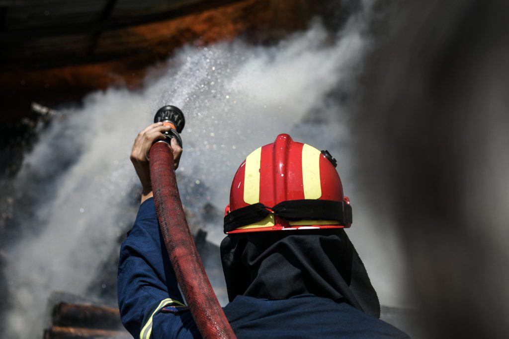 Σε εξέλιξη ακόμη μια πυρκαγιά σε εργοστάσιο στον Ασπρόπυργο