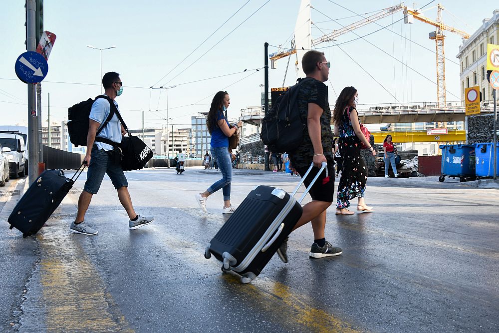 Άφησαν εκτός πλοίου μητέρα με δυο παιδιά γιατί… δεν είχε πιστοποιητικά ότι ήταν δικά της