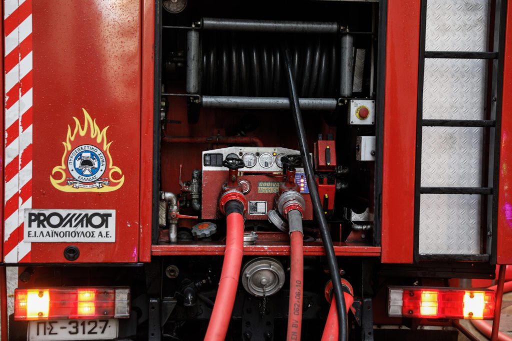 Μεταξουργείο: Υπό έλεγχο η πυρκαγιά σε εγκαταλελειμμένο κτήριο στην οδό Μυλλέρου