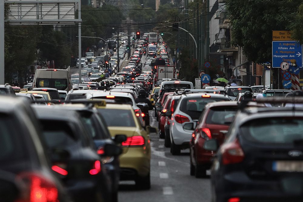 Κίνηση στους δρόμους: Κυκλοφοριακό κομφούζιο στην Αθήνα – Πού εντοπίζονται τα μεγαλύτερα προβλήματα