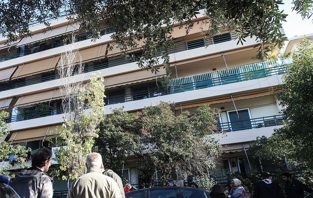 Πετούν στον δρόμο πενταμελή οικογένεια στο Αιγάλεω παρουσία των ΜΑΤ (Video)
