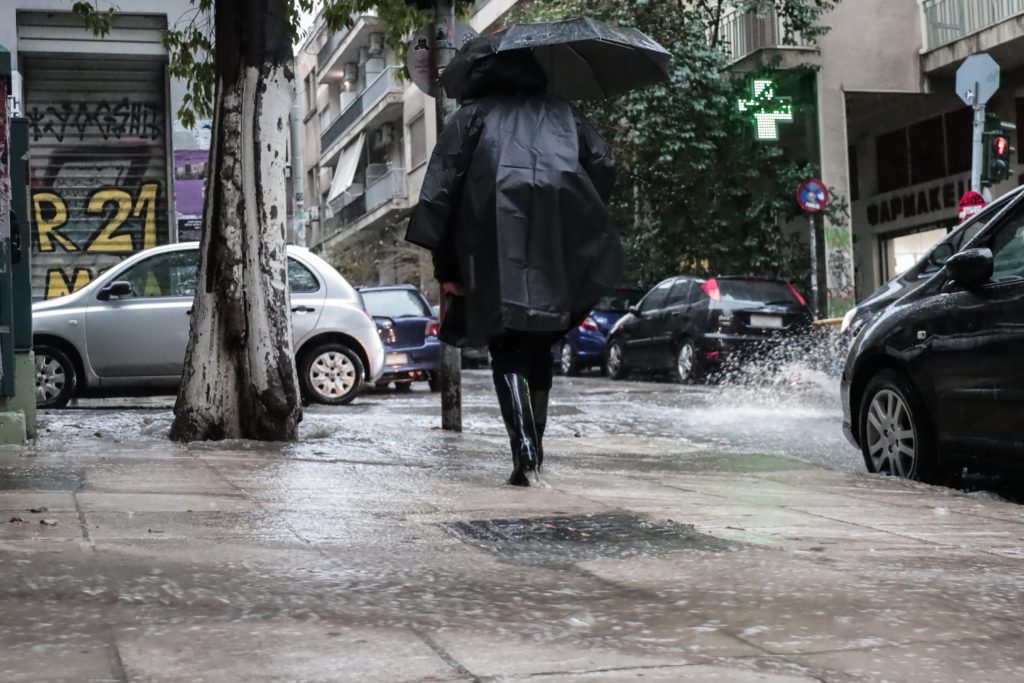 Kαιρός: Βροχές, καταιγίδες και θυελλώδεις άνεμοι ως το βράδυ – Τι προβλέπει η επικαιροποιημένη πρόγνωση της ΕΜΥ