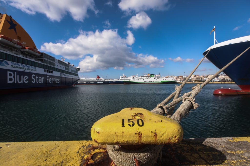 Πτώση δύο μελών πληρώματος στη θάλασσα στο λιμάνι του Πειραιά – Οι πρώτες πληροφορίες