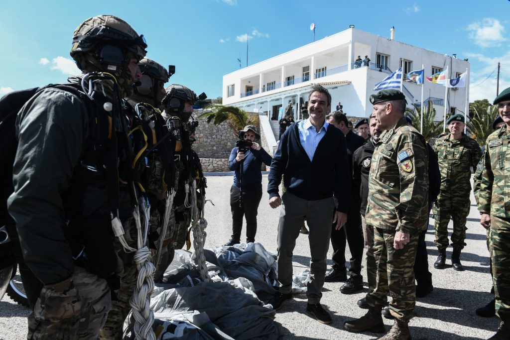 Γιατί Μητσοτάκης και Φλώρος δεν κινητοποίησαν τον στρατό να σώσουν τον κόσμο;