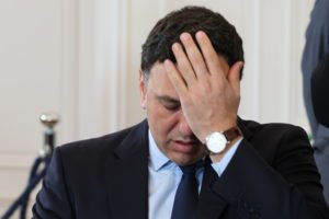 Με «σκονάκι» ο Κικίλιας στην τηλεόραση