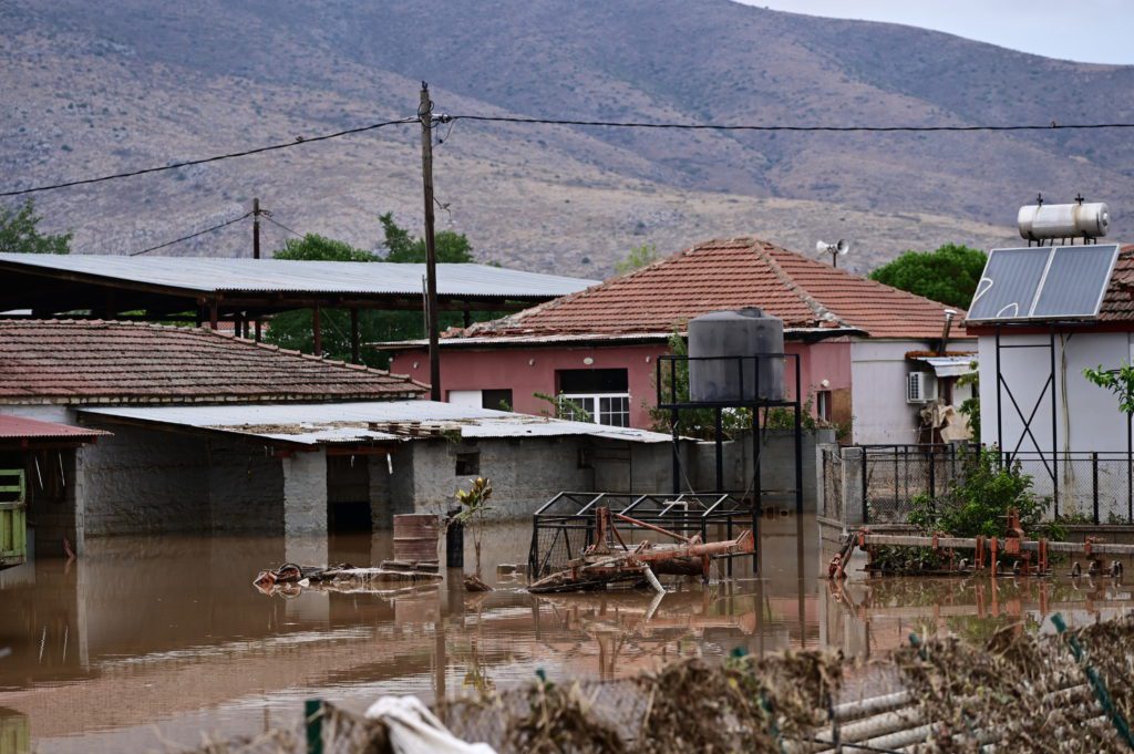 Συγκλονίζουν οι εγκλωβισμένοι στην Καρδίτσα: «Είμαστε 100 άτομα σε μία καφετέρια – Δεν έχουμε ούτε νερό να πιούμε» (Video)